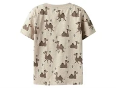 beige kortærmet T-shirt med dromedarprint fra Name It 13243339 peyote bagfra